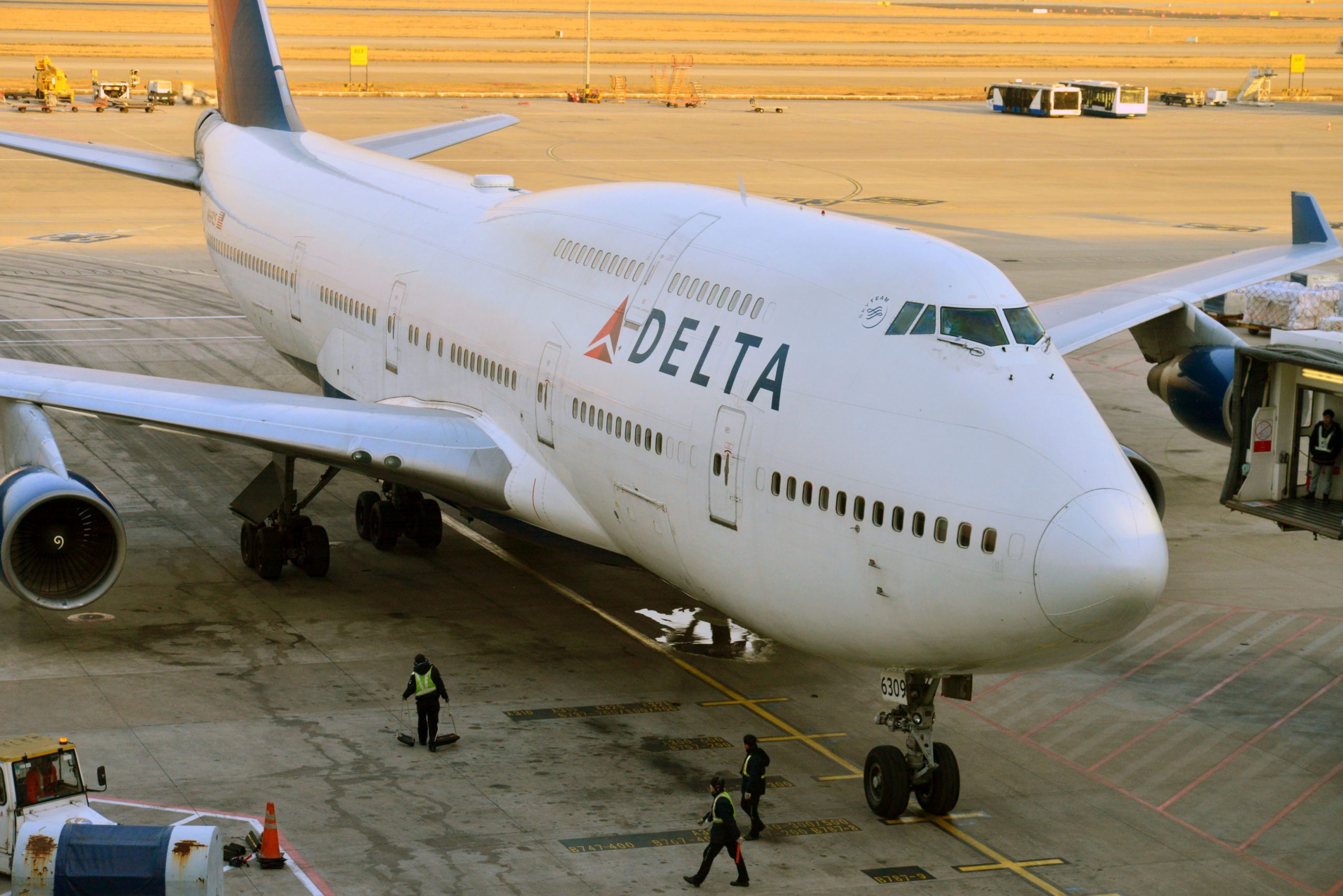 O companie aeriană cere angajaților care nu sunt vaccinați împotriva COVID-19 o  taxă de 200 de dolari