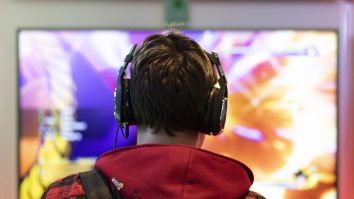 Un tânăr a fost condamnat pentru evaziune fiscală după ce a vândut arme virtuale într-un joc pe calculator