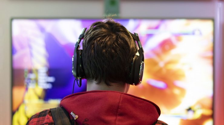 Un tânăr a fost condamnat pentru evaziune fiscală după ce a vândut arme virtuale într-un joc pe calculator