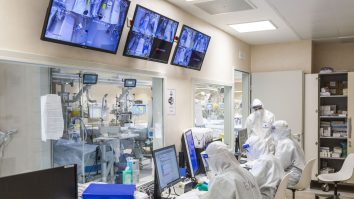 Thailanda a creat un robot care extrage 12 doze de vaccin anti-COVID dintr-o singură fiolă