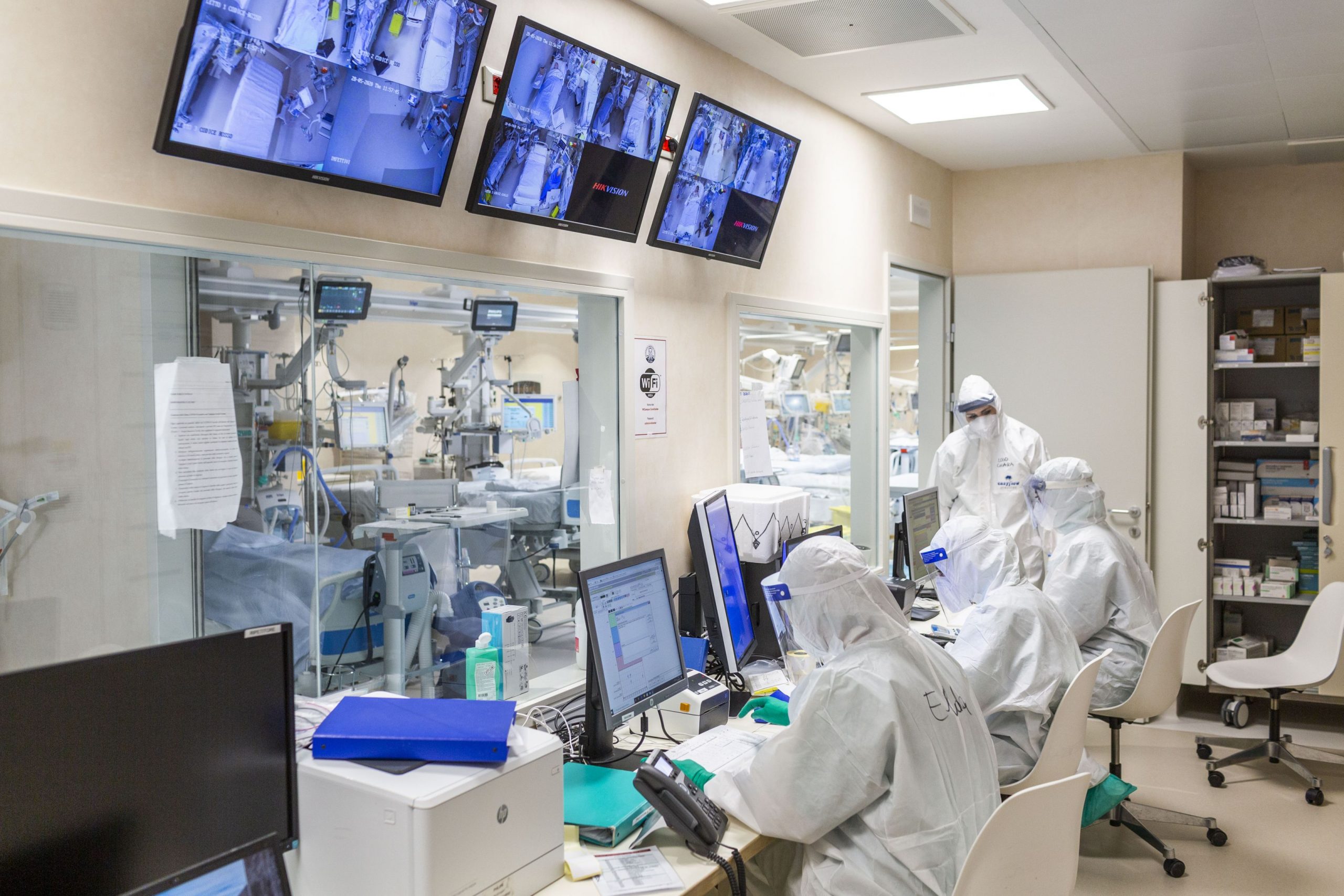 Thailanda a creat un robot care extrage 12 doze de vaccin anti-COVID dintr-o singură fiolă