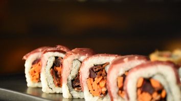 Un lanț rusesc de sushi își cere scuze că a folosit un om de culoare într-o reclamă după ce a fost atacat de extremiști