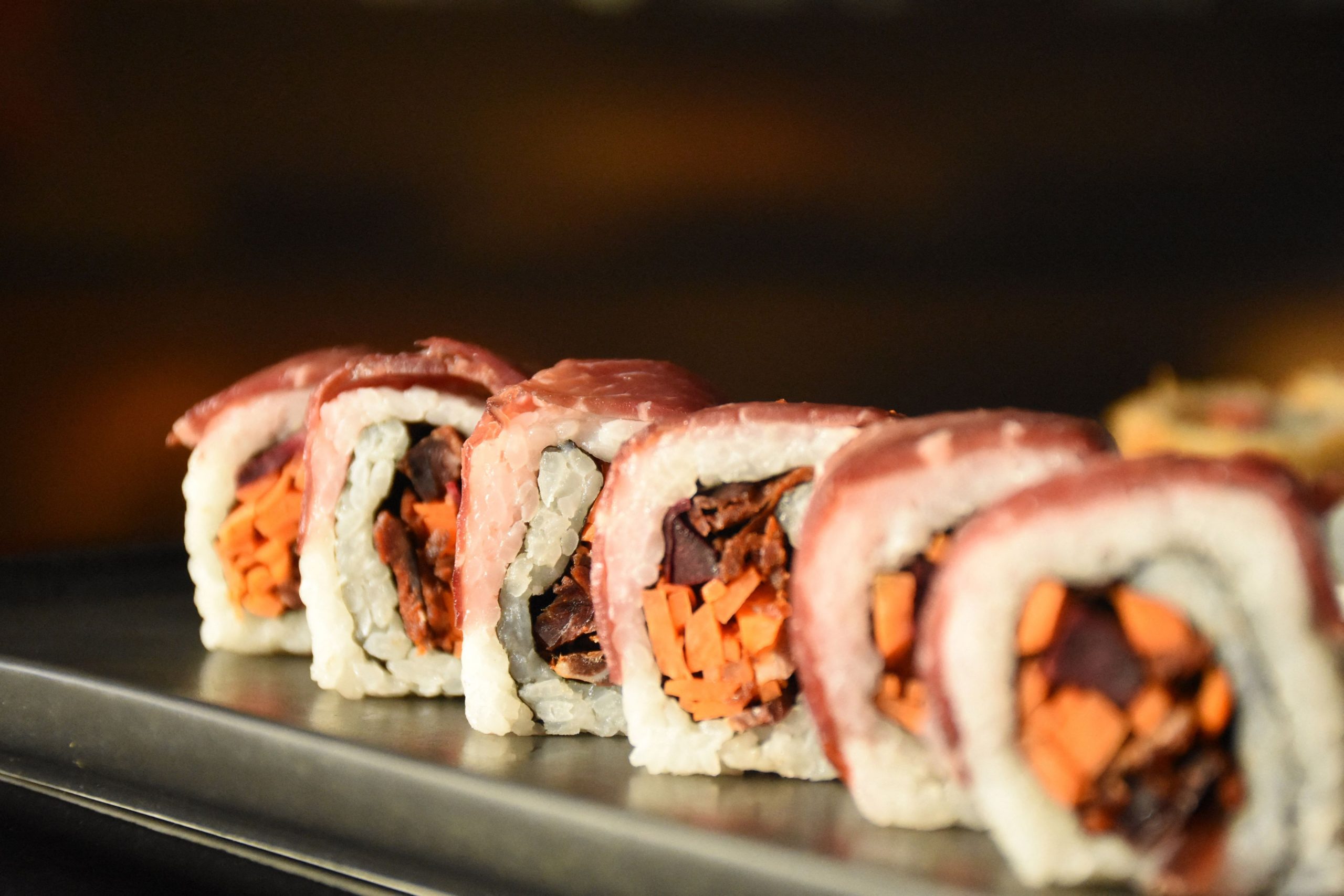 Un lanț rusesc de sushi își cere scuze că a folosit un om de culoare într-o reclamă după ce a fost atacat de extremiști