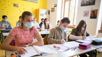 Ioana Mihăilă: „Purtarea măștii va fi obligatorie pentru elevi, în școli, dar nu și în spații deschise”