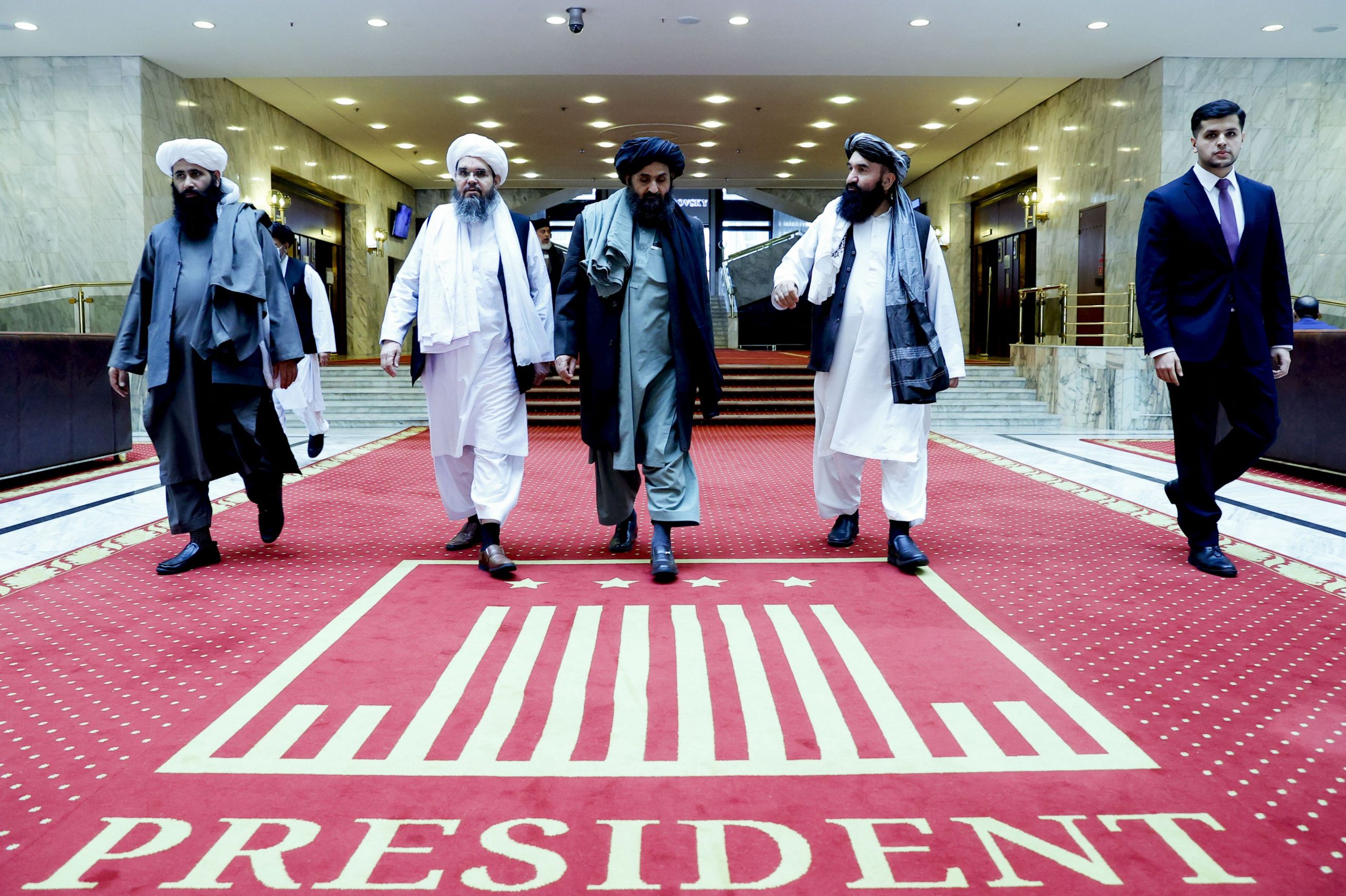 Talibanii au început lupta pentru putere, la propriu. BBC: Membrii grupării s-au luat la bătaie în palatul prezidențial