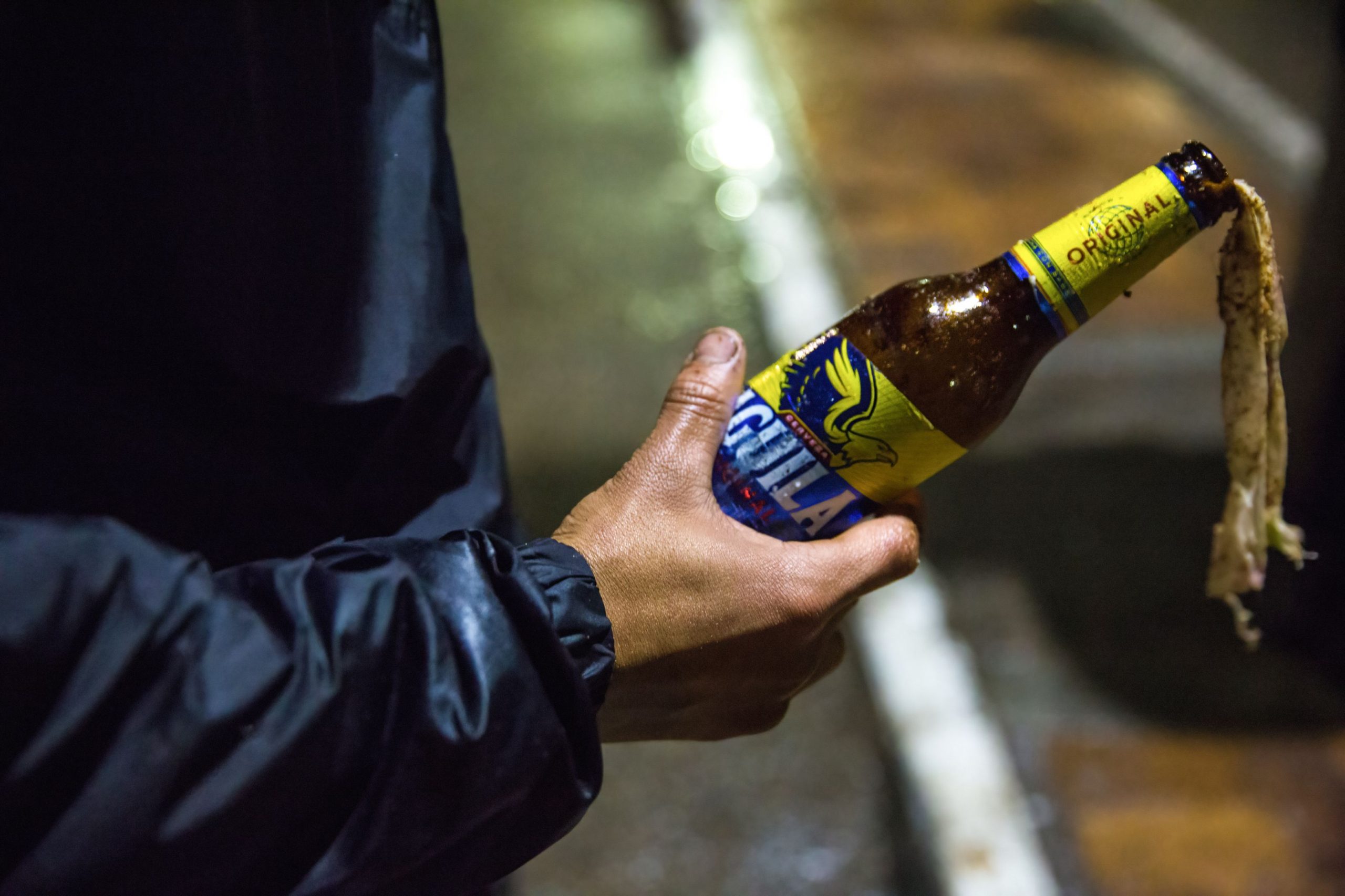 VIDEO. Atac cu cocktail molotov la sediul Avocatului Poporului din Kiev