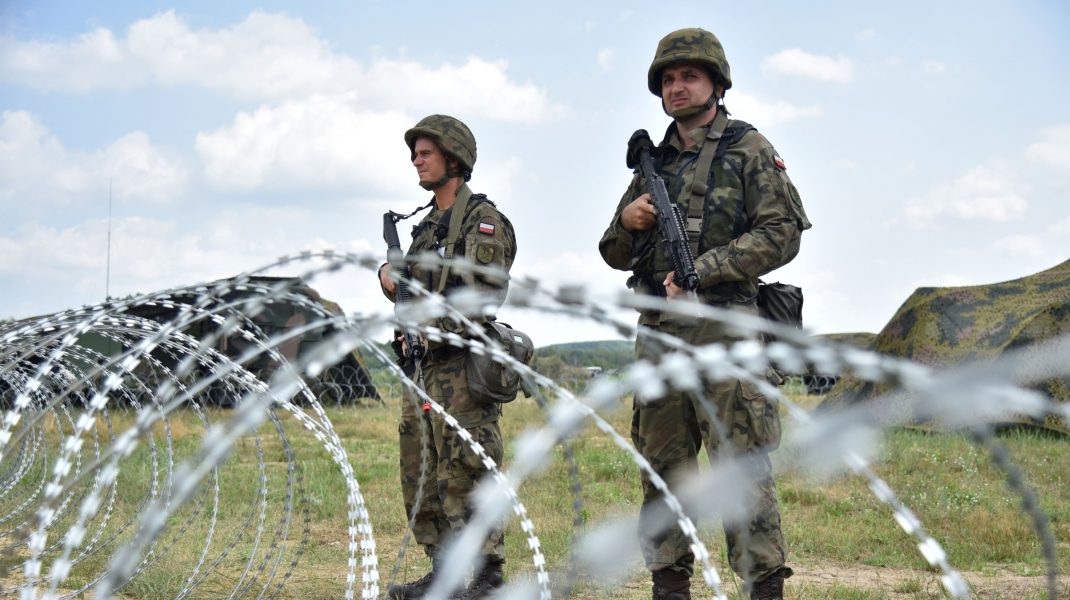 militari polonezi dupa un gard sa sarma ghimpata.