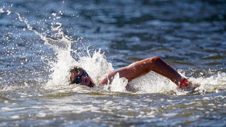 Un rus a înotat peste 20 de kilometri până în Japonia și a cerut azil politic