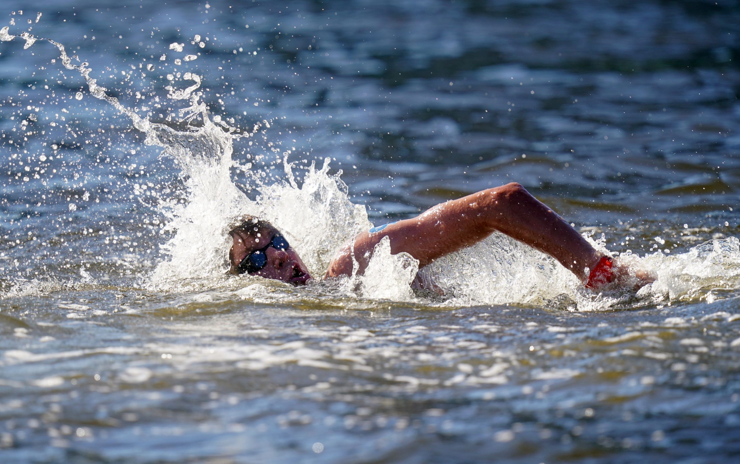 Un rus a înotat peste 20 de kilometri până în Japonia și a cerut azil politic