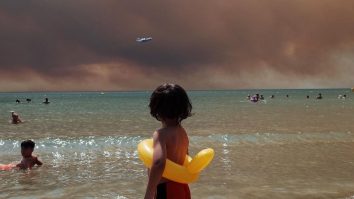 Incendiile violente din Turcia prin ochii unui copil care s-a trezit în mijlocul haosului