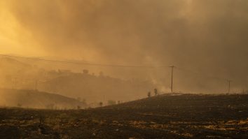 06 august 2021, Grecia, Afidnes: Fumul se ridică din pământul ars într-o zonă împădurită la nord de Atena. Încă de la primele ore ale dimineții, vânturile puternice dinspre vest au continuat să alimenteze numeroasele incendii de vineri. Foto: Al: Angelos Tzortzinis/dpa