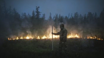 VIDEO. Un fermier a fost arestat după ce o cameră ascunsă l-a surprins cum pornește un incendiu de vegetație