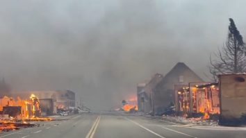 VIDEO. Un oraş istoric din California a ars din temelii. Meteorologii avertizează că situaţia se va agrava din cauza caniculei