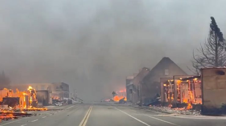 VIDEO. Un oraş istoric din California a ars din temelii. Meteorologii avertizează că situaţia se va agrava din cauza caniculei