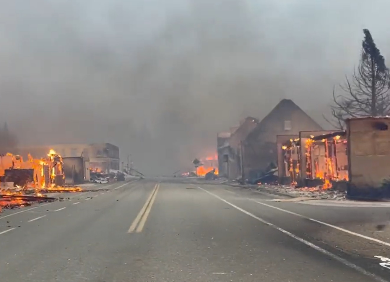 VIDEO. Un oraş istoric din California a ars din temelii. Meteorologii avertizează că situaţia se va agrava din cauza caniculei