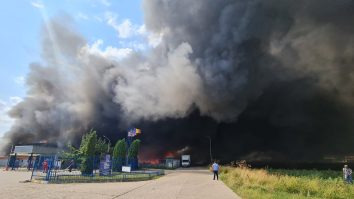 Incendiul de proporții care a izbucnit la un depozit de materiale plastice din Alba Iulia a fost stins după cinci ore