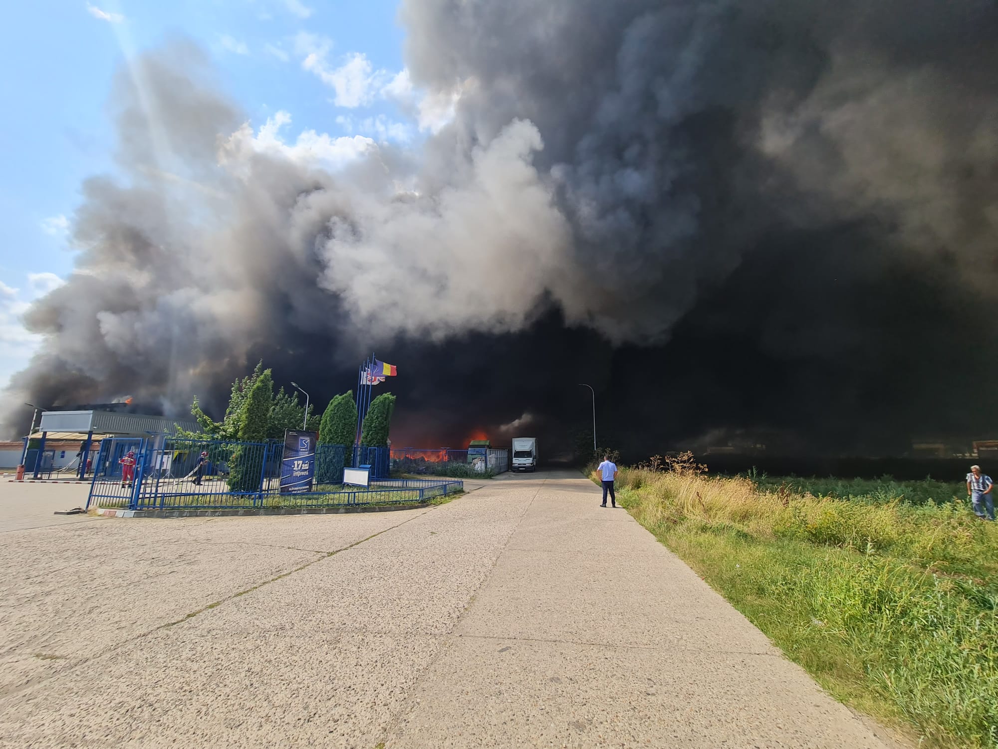 Incendiul de proporții care a izbucnit la un depozit de materiale plastice din Alba Iulia a fost stins după cinci ore