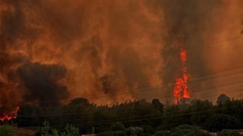 VIDEO. Incendiu de proporţii într-o zonă industrială de lângă Atena. Mai multe persoane au fost evacuate