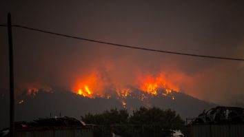 Incendiu în apropiere de capitala Atena, în Grecia, 5 august 2021. Foto: Hepta