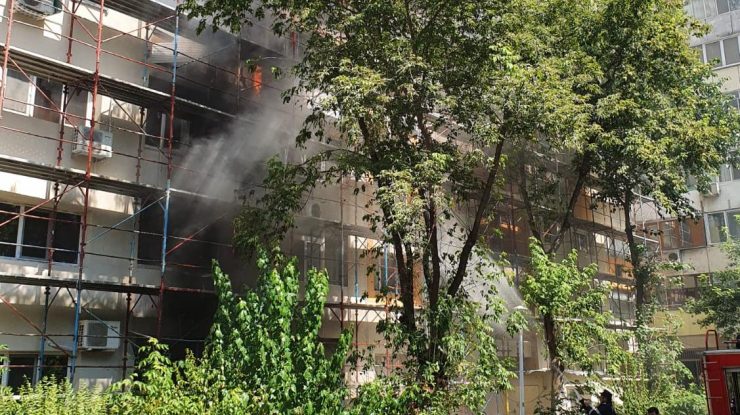 FOTO: Incendiu la un bloc pe Calea Rahovei. Au fost constituite echipe de cautare salvare pentru evacuarea locatarilor
