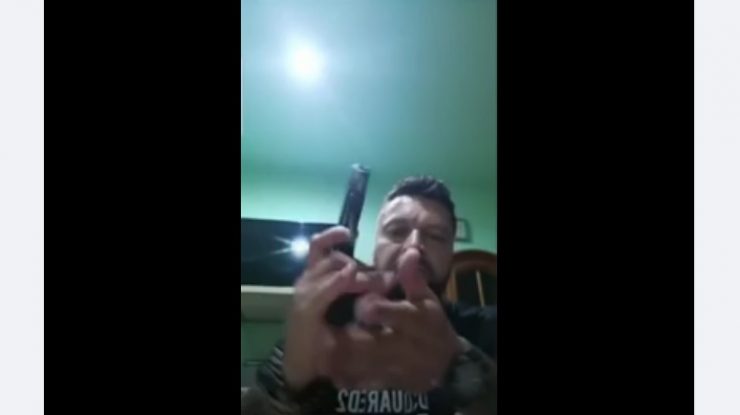 VIDEO. Un interlop a fost reținut după ce s-a filmat în timp ce se droga și îl amenința cu pistolul pe șeful Poliției din Dâmbovița