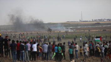 Israelul a atacat poziţii din Fâşia Gaza, după violenţe produse la graniţă, soldate cu zeci de răniţi