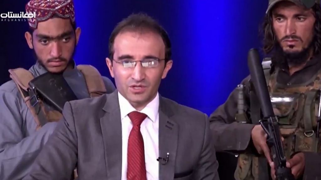 VIDEO: Prezentator TV afgan, înconjurat de talibani înarmați, face apel la calm. Mesajul transmis populației