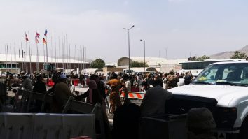 VIDEO. NATO se angajează să accelereze evacuările din Afganistan, în timp ce criticile se intensifică