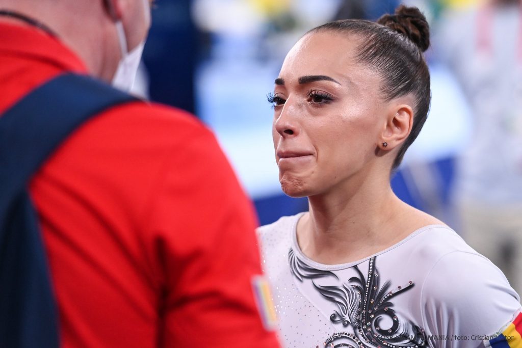 Larisa Iordache, în lacrimi după anunțul retragerii din finala de la bârnă. Foto: COSR