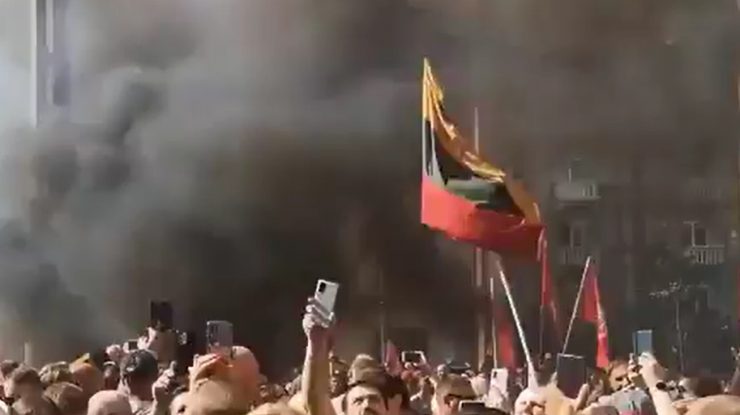 Țara care vrea să interzică accesul nevaccinaților în tramvaie și trenuri. Oamenii au ieșit în stradă. VIDEO