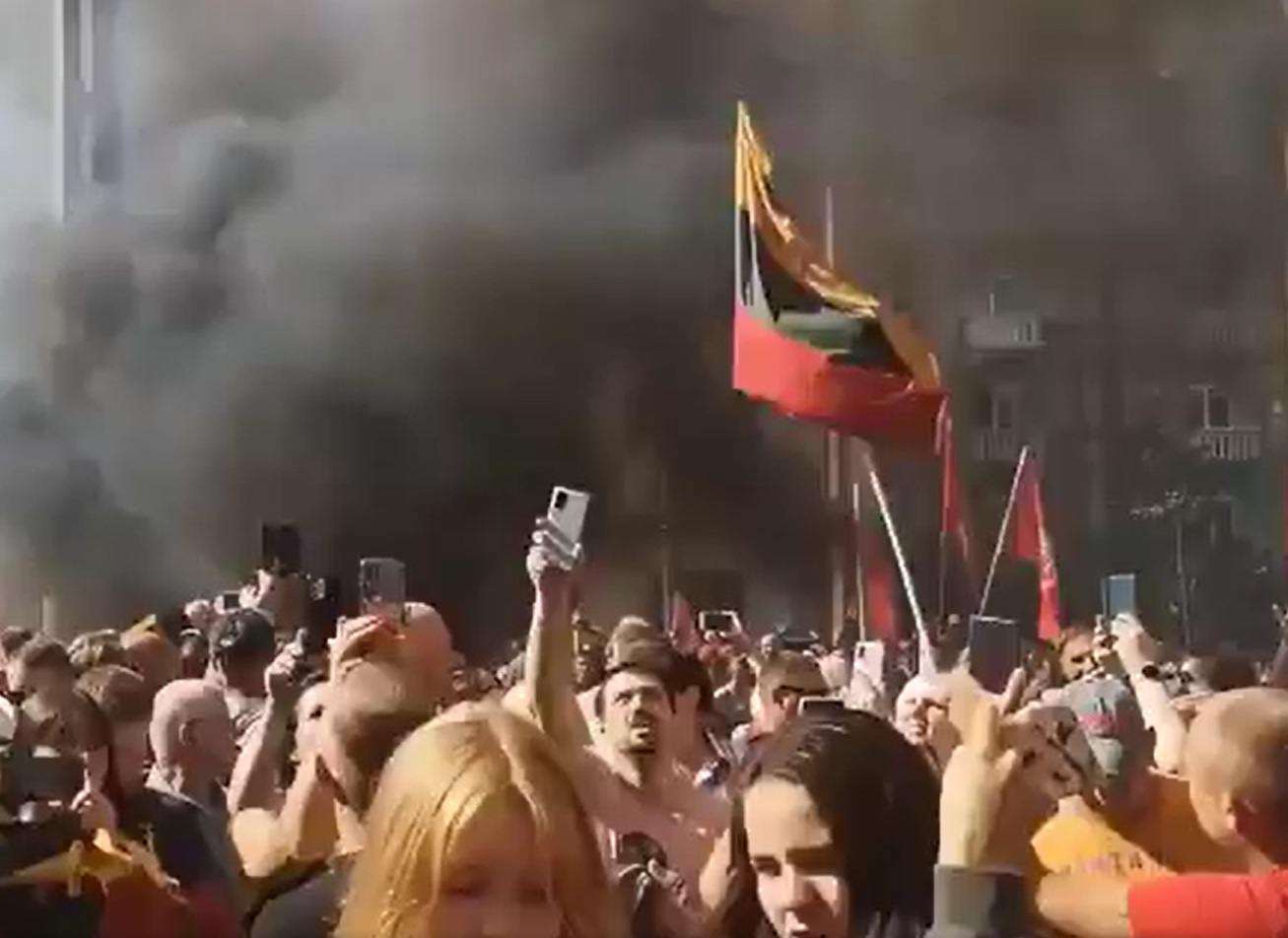 Țara care vrea să interzică accesul nevaccinaților în tramvaie și trenuri. Oamenii au ieșit în stradă. VIDEO