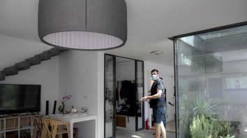 Un tanar ce poarta masca de protectie, viziteaza casa inteligenta, eficienta energetic realizata de studenti romani in anul 2014, pentru a reprezenta Romania la competitia europeana Solar Decathlon, in timpul lansarii programului de crestere a eficientei energetice in casele din Romania dupa finalizarea Ghidului de finantare pentru Programul Casa Eficienta Energetic de catre Ministerul Mediului, Apelor si Padurilor, in Bucuresti, marti, 12 mai 2020. ANDREEA ALEXANDRU / MEDIAFAX FOTO