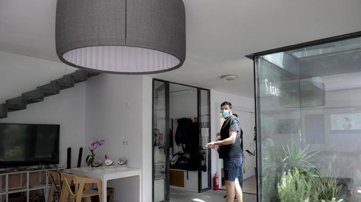 Un tanar ce poarta masca de protectie, viziteaza casa inteligenta, eficienta energetic realizata de studenti romani in anul 2014, pentru a reprezenta Romania la competitia europeana Solar Decathlon, in timpul lansarii programului de crestere a eficientei energetice in casele din Romania dupa finalizarea Ghidului de finantare pentru Programul Casa Eficienta Energetic de catre Ministerul Mediului, Apelor si Padurilor, in Bucuresti, marti, 12 mai 2020. ANDREEA ALEXANDRU / MEDIAFAX FOTO