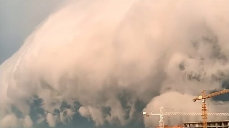 VIDEO. Un nor uriaș a acoperit orașul Lvov. Explicația meteorologilor