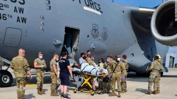 O femeie afgană a născut la bordul avionului american care o evacua din Afganistan