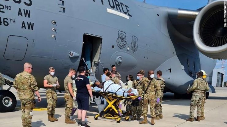O femeie afgană a născut la bordul avionului american care o evacua din Afganistan