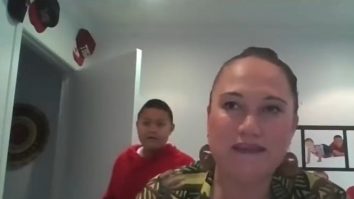 Moment penibil pentru un ministru din Noua Zeelandă, în timpul unui interviu online, în direct. Ce a făcut fiul acestuia. VIDEO