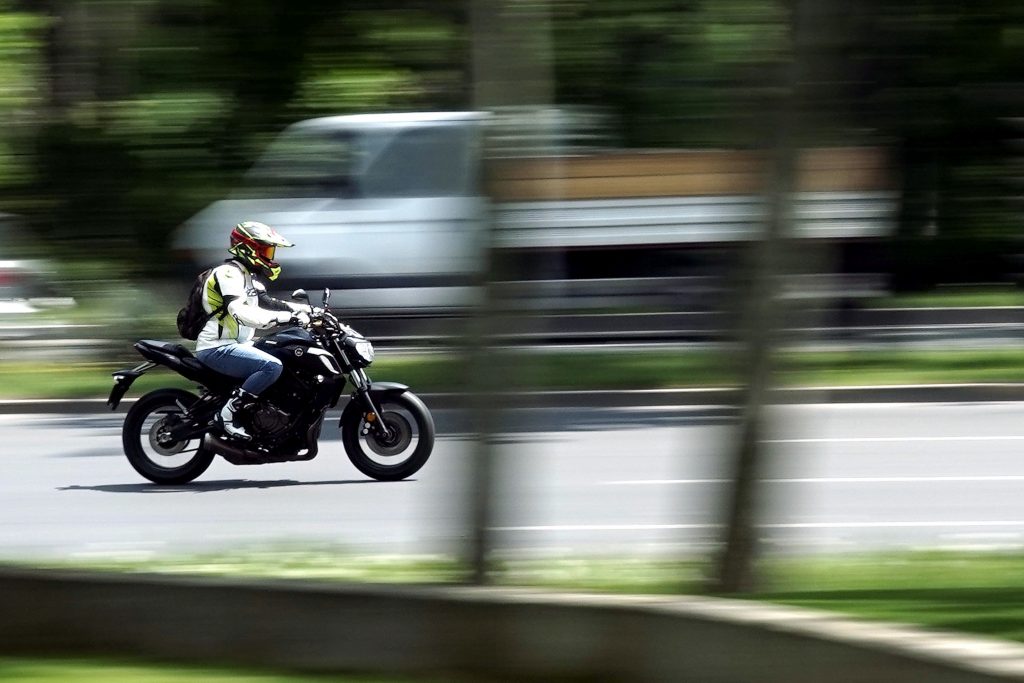 Un motociclist strabate bulevardul Kiseleff, marti, 4 mai 2021, in Bucuresti. MEDIAFAX FOTO