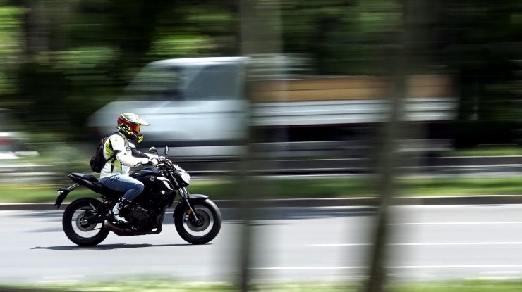 Un motociclist strabate bulevardul Kiseleff, marti, 4 mai 2021, in Bucuresti. MEDIAFAX FOTO