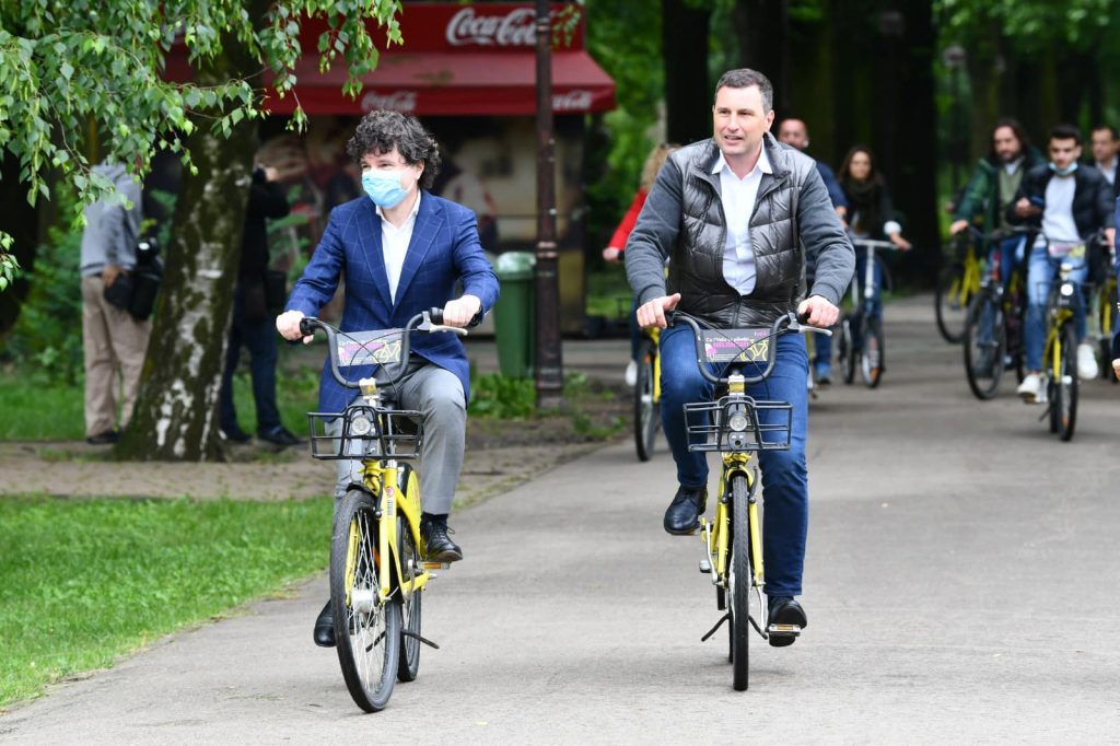 Nicușor Dan și Tánczos Barna, ministrul mediului, cu bicicleta în parc. Foto: facebook.com/NicusorDan.ro