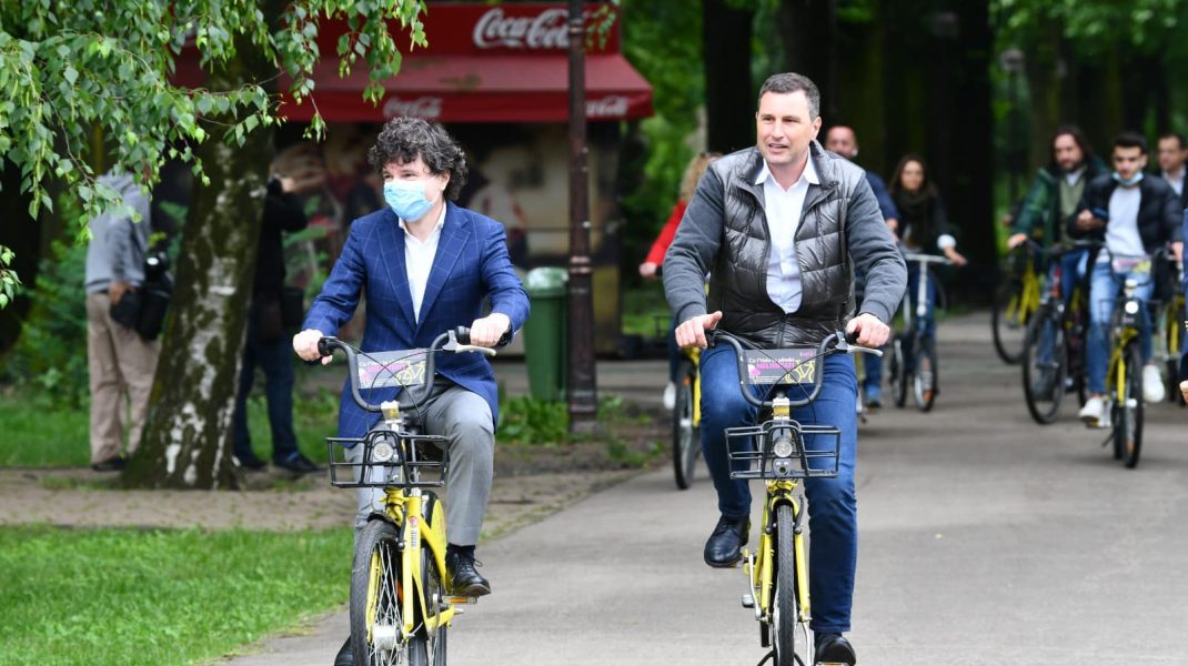 Nicușor Dan și Tánczos Barna, ministrul mediului, cu bicicleta în parc. Foto: facebook.com/NicusorDan.ro