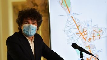 nicusor dan cu mult par, netuns, intr-o conferinta de presa.