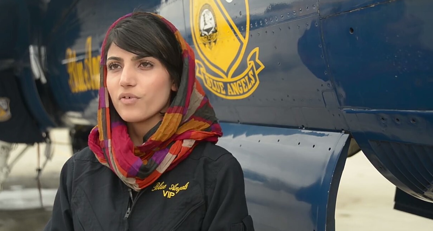 Prima femeie pilot din Forțele Aeriene afgane avertizează: „Nu credeți propaganda talibană despre drepturile femeilor”