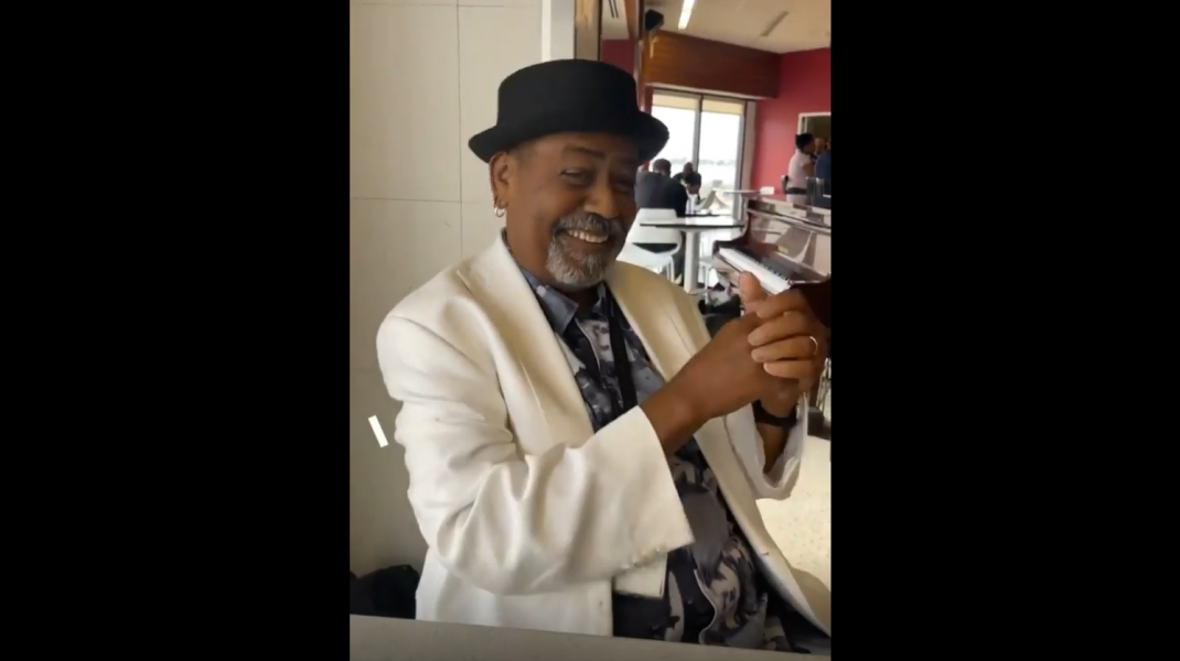 Pianist care a primit bacșiș de 60.000 de dolari în aeroport.