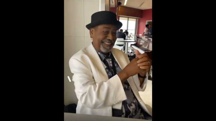 Pianist care a primit bacșiș de 60.000 de dolari în aeroport.