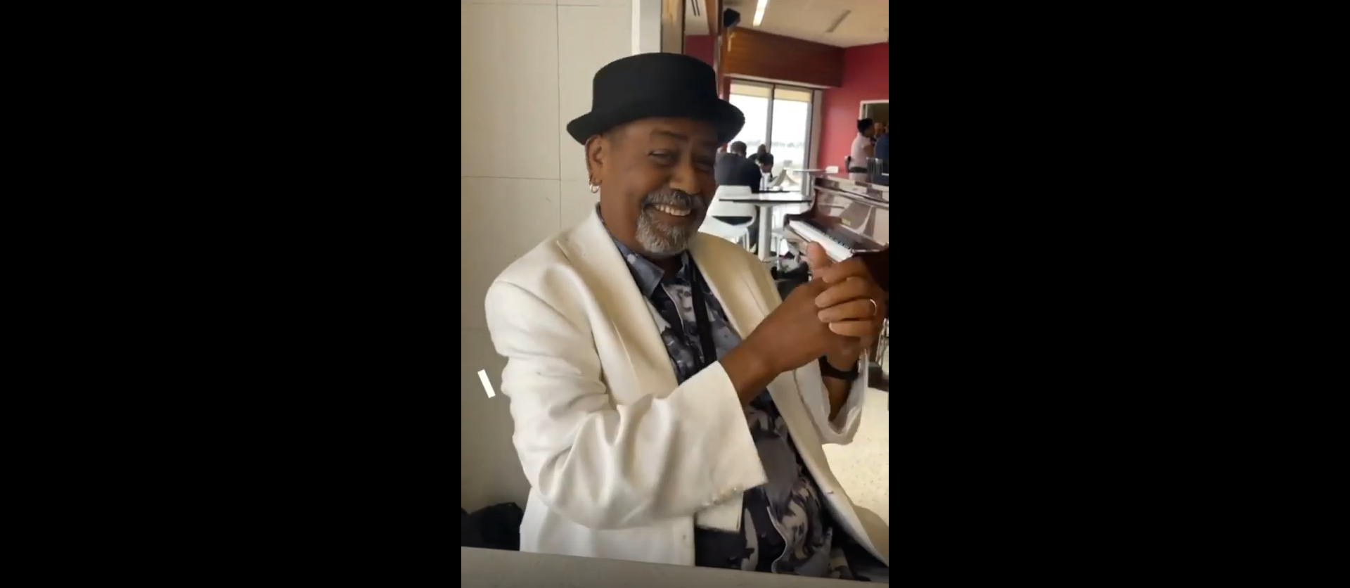 Un pianist de 66 de ani a primit bacșiș de 60.000 de dolari după ce a fost postat pe Instagram de un pasager din aeroport