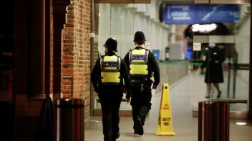 Atac armat în Marea Britanie. Cel puţin cinci persoane şi-au pierdut viaţa