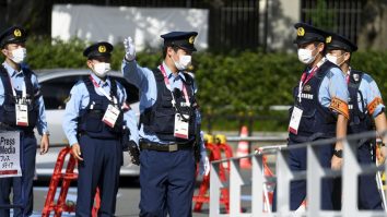 Un bărbat a fost arestat după ce a înjunghiat cel puțin 10 pasageri dintr-un tren de navetiști din Tokyo