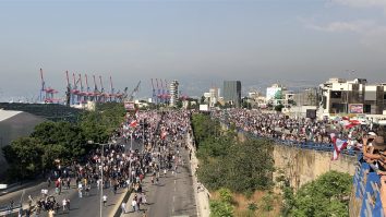 Oamenii care merg să protesteze lângă portul din Beirut.