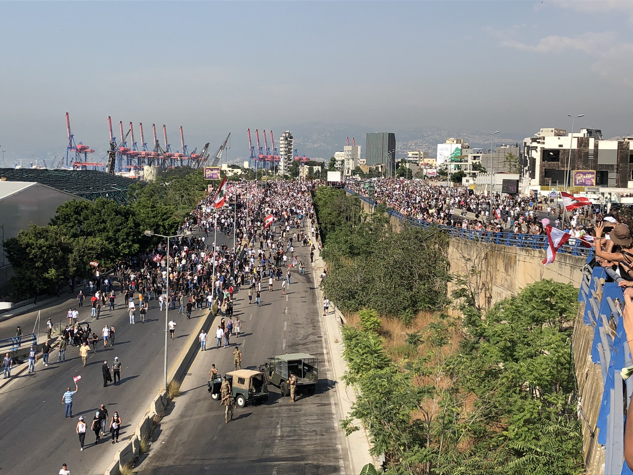 A trecut un an de la explozia masivă din portul din Beirut. Mii de oameni cer dreptate în stradă: „Nu o să-i iertăm niciodată”